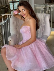 Короткое нарядное блестящее платье розового цвета без бретелей