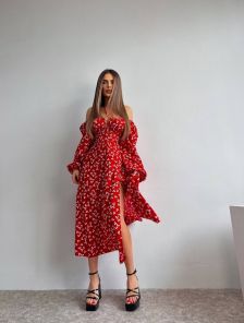 Летнее красное платье в цветочный принт длины миди