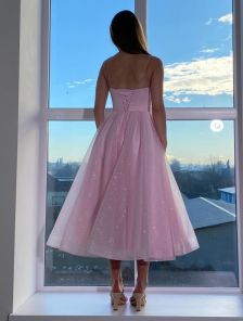 Нарядное блестящее платье розового цвета миди длины на выпуск