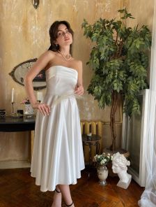Шикарное нежное и изящное платье молочного цвета меди длины с открытыми плечами