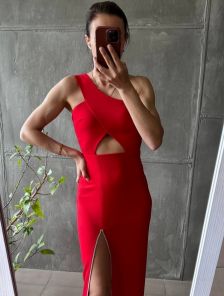 Элегантное облегающее красное платье с шикарным разрезом