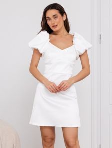 Коктейльное короткое пышное платье с коротким обьемным рукавом молочного цвета
