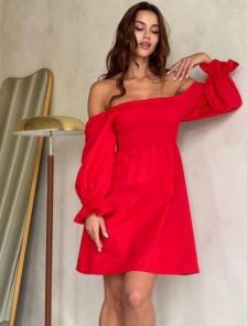 Летнее льняное платье с открытыми плечами и топом-резинкой красного цвета