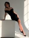 Черное приталенное слегка блестящее платье футляр с открытыми плечами, фото 7