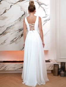 Элегантное свадебное платье А-силуэта с V-образным вырезом и разрезом на ноге