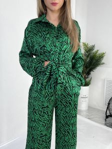 Стильный и комфортный шелковый костюм-двойка с принтом зеленого цвета