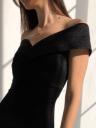 Черное приталенное слегка блестящее платье футляр с открытыми плечами, фото 6