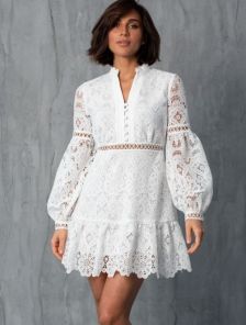 Изысканное белое платье-мини с цветочным принтом