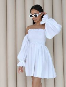 Короткое льняное платье с открытыми плечами белого цвета