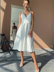 Вечернее белое платье: атласное миди с открытыми плечами для дней рождения и помолвок