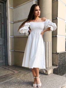 Летнее белое льняное платье с открытыми плечами
