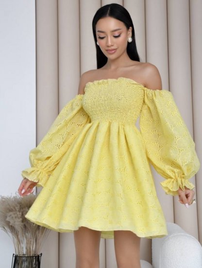Короткое льняное платье с открытыми плечами желтого цвета, фото 1