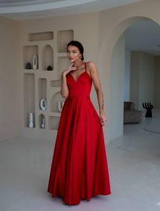 Красное, длиной до пола, атласное вечернее платье