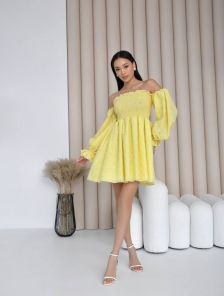 Короткое льняное платье с открытыми плечами желтого цвета