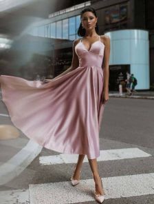 Коктейльное платье в пастельно-розовом цвете: лучшее платье для гости на свадьбу