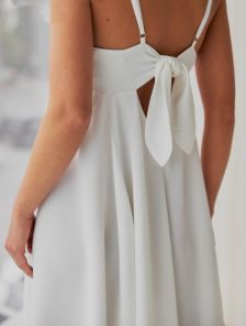 Короткое ляняное платье молочного цвета на бретелях с открытой спинкой