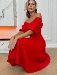 Женское красное платье с открытими плечами