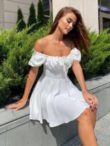 Белое короткое летнее платье с открытыми плечами