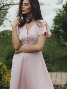 Коктейльное пудровое платье миди с рукавом