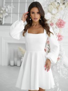 Маленькое молочное платье с длинным рукавом