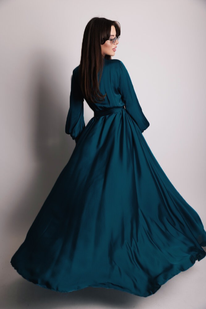 Темное вечернее платье в ткани с натуральным шелком