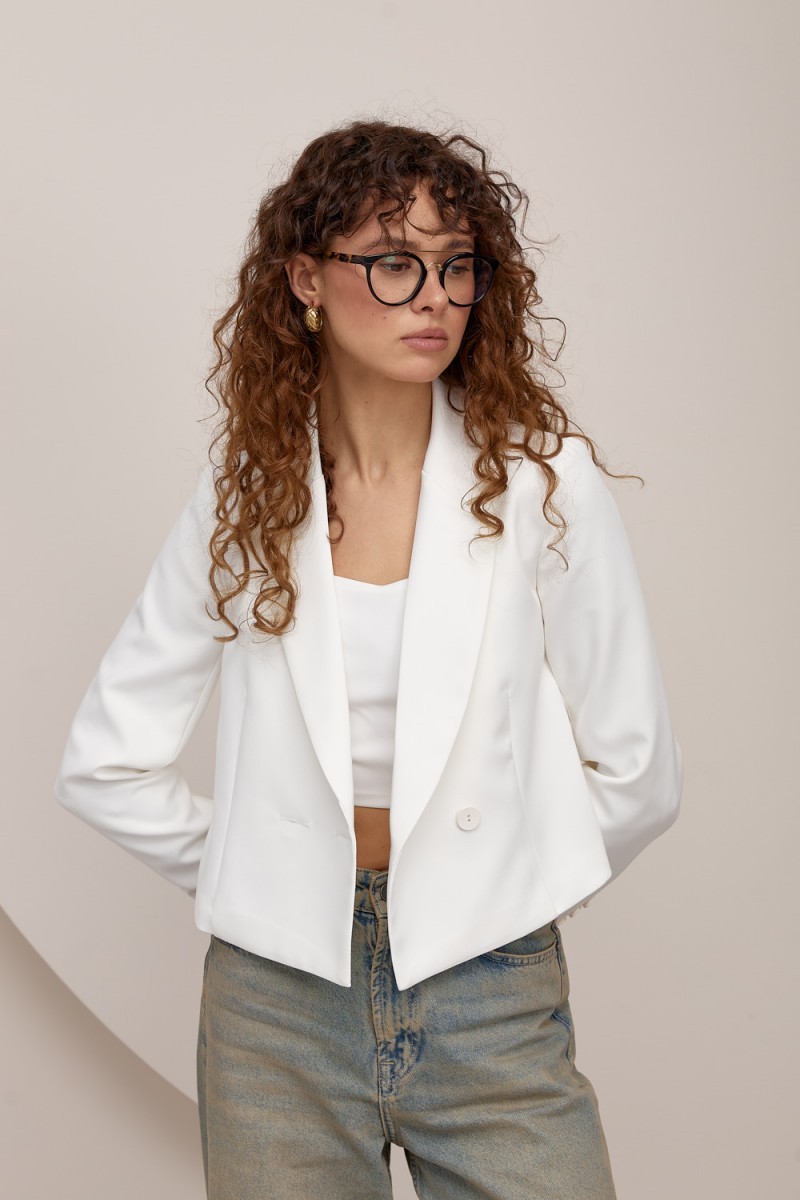 Стильный белый женский короткий пиджак