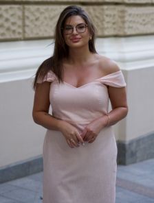 Коктейльное пудровое платье до колена в большом размере