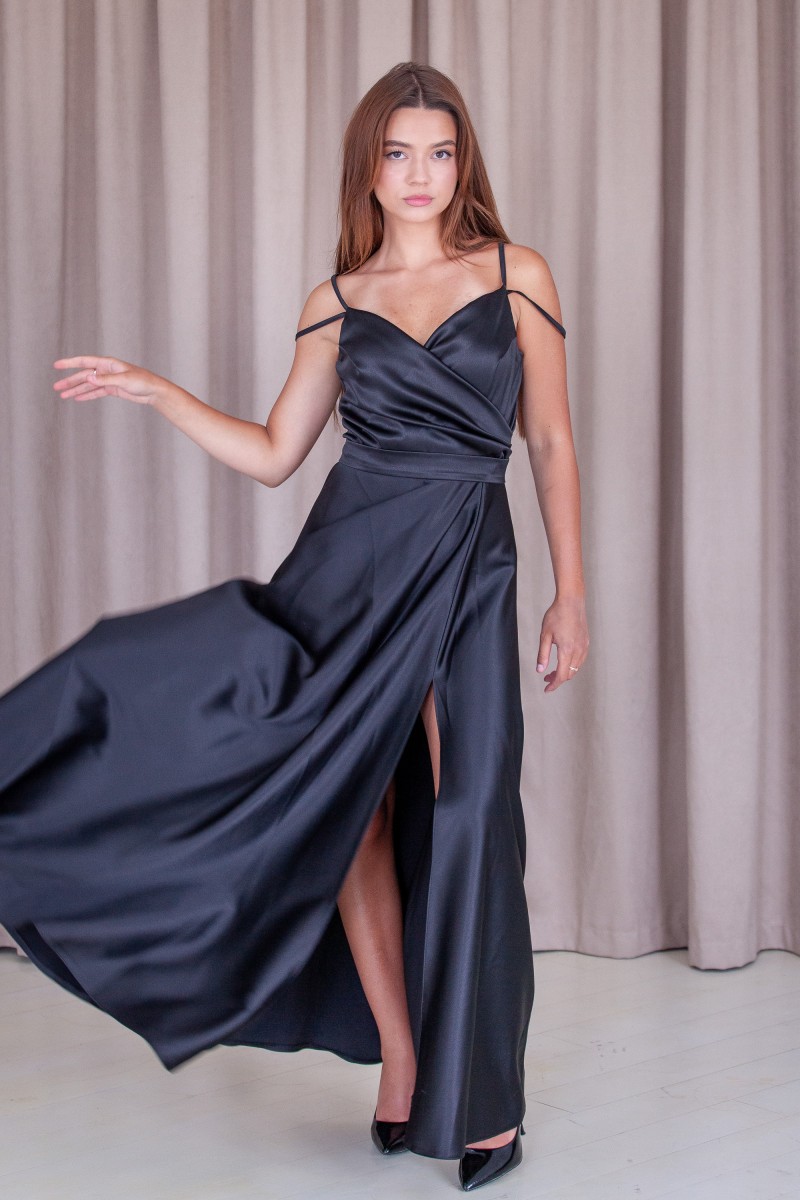 Вечернее черное платье с разрезом на ножке