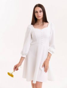 Короткое белое платье с рукавом 3/4