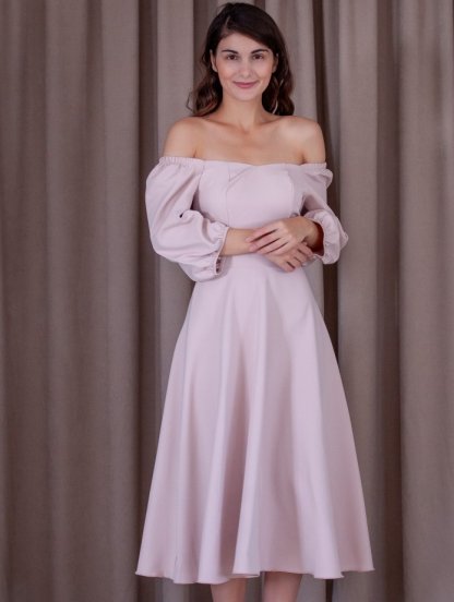 Нарядное бежевое платье с открытыми плечами, фото 1