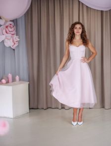 Корсетное платье миди с фатиновой юбкой в два слоя