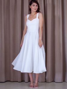 Белое нарядное платье миди с широкими бретелями