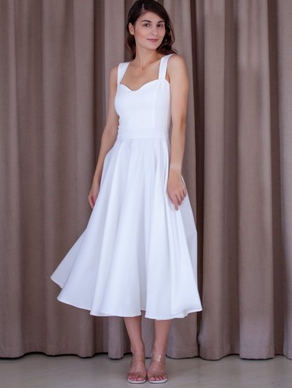 Белое нарядное платье миди с широкими бретелями, фото 1