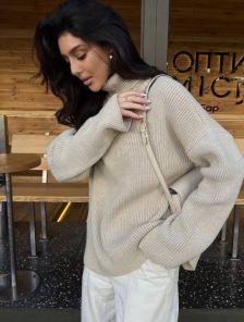 Теплый вязаный свитер крупной вязки в беж