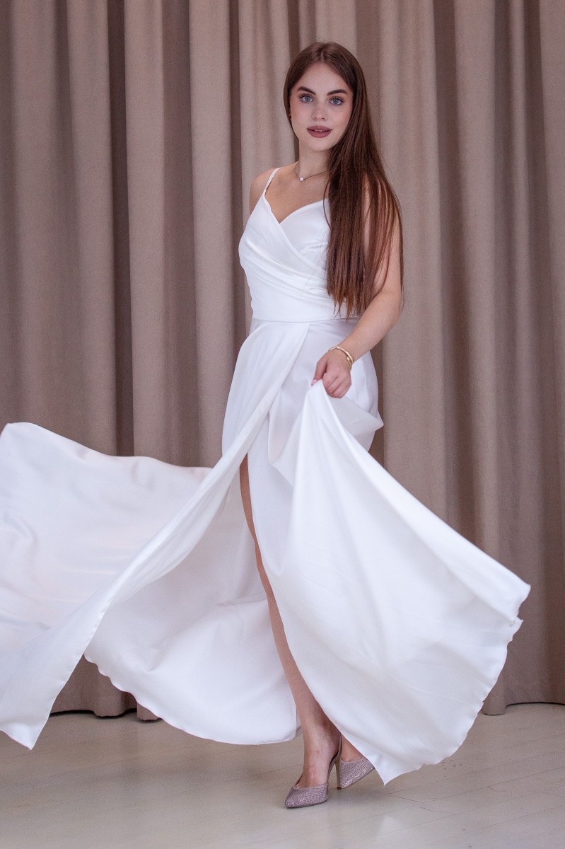 Белое длинное вечернее платье с разрезом на ноге