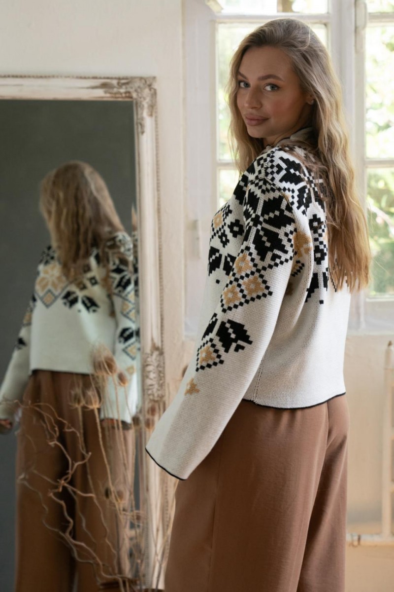 Теплый вязаный свитер под коричневые брюки