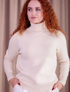 Однотонный базовый свитер бежевого цвета с горловиной и утеплением