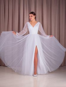 Красивое белое платье в пол с длинными рукавами и разрезом на ноге