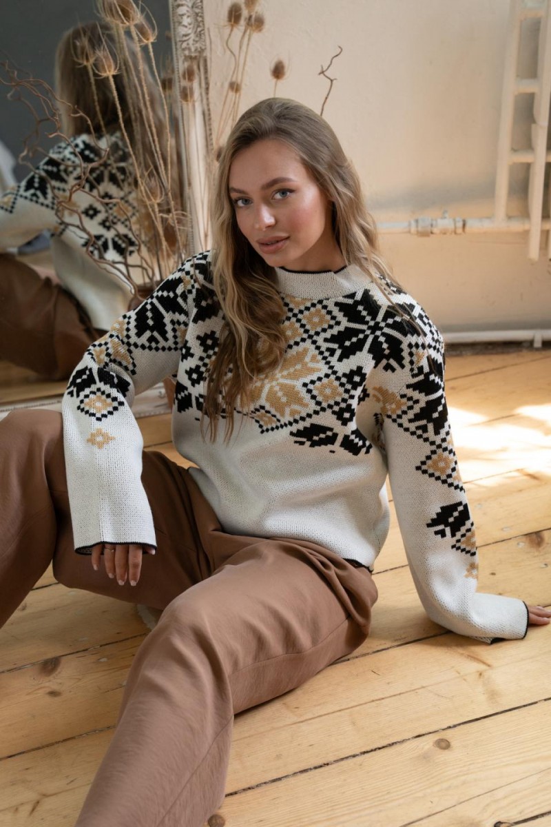 Теплый вязаный свитер под коричневые брюки