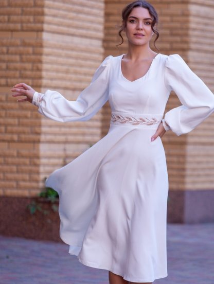 Элегантное белое платье-миди с вышитым поясом и манжетами, длинный рукав, фото 1