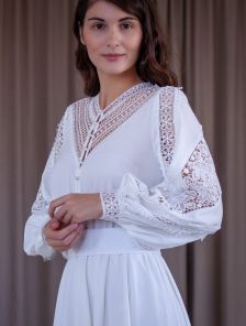 Белое кружевное платье с длинным рукавом длины миди