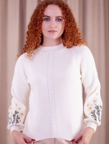 Женский вязаный свитер с цветочным узором на рукавах
