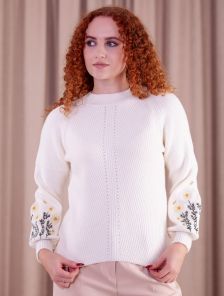 Женский вязаный свитер с цветочным узором на рукавах
