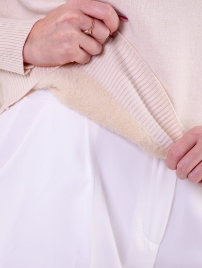 Однотонный базовый свитер бежевого цвета с горловиной и утеплением, фото 1