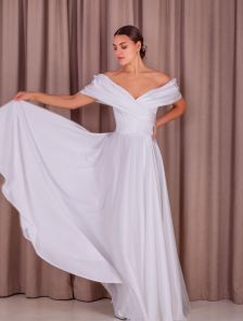 Длинное вечернее белое платье с отрытыми плечами