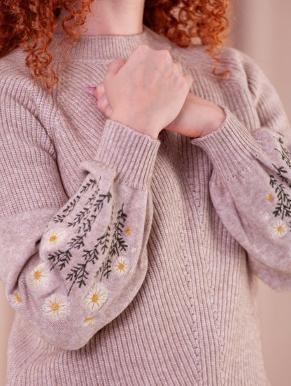 Женский вязаный свитер капучино с цветочным узором на рукавах, фото 1