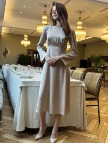 Бежевое платье для коктейльных мероприятий