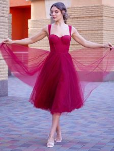 Корсетное бордовое платье миди длины со шнуровкой