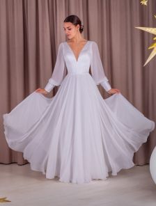 Белое атласное платье с корсетом и шифоновыми длинными рукавами