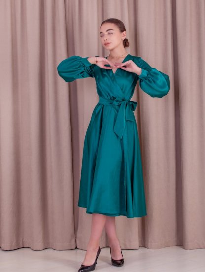 Универсальное зеленое атласное платье миди на запах с длинными рукавами, фото 1